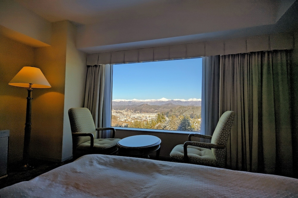 Deluxe Twin Room For 1 Person, Half Board, Dinner At 5:30pm Tempura Shabu-Shabu Sushi, Non Smoking