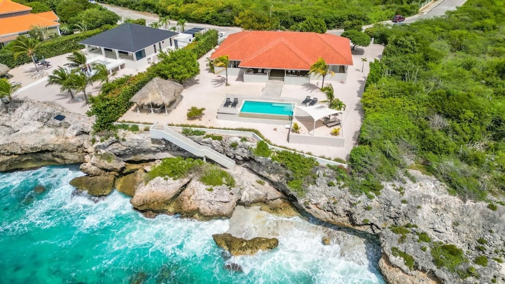 Villa photo 2