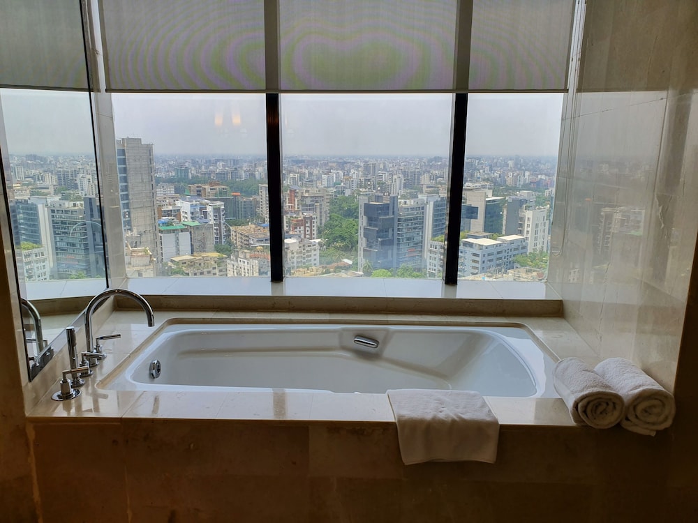 Room, 1 King Bed, City View, Corner - Photo 4