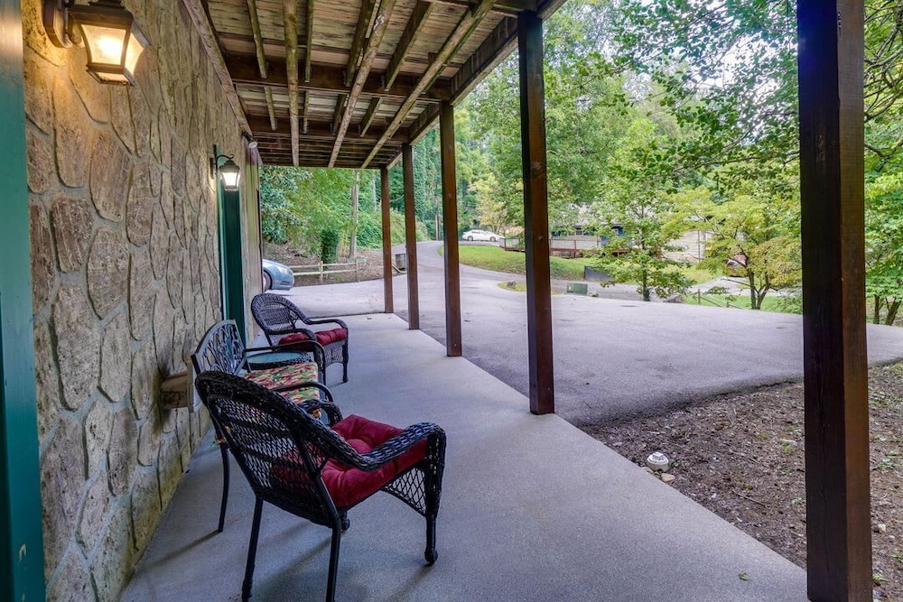 Gatlinburg Getaway - Private Theater Hot Tub, Kuva 12