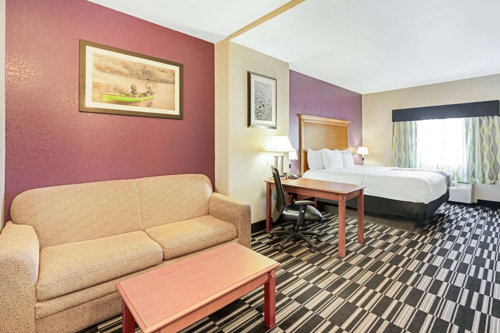 Deluxe Suite, 1 King Bed, Non Smoking (Deluxe Executive Suite) - Photo 1