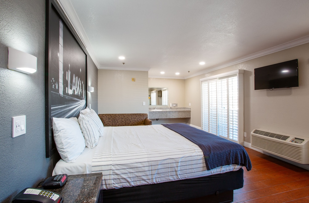 One Queen Bed - Photo 2