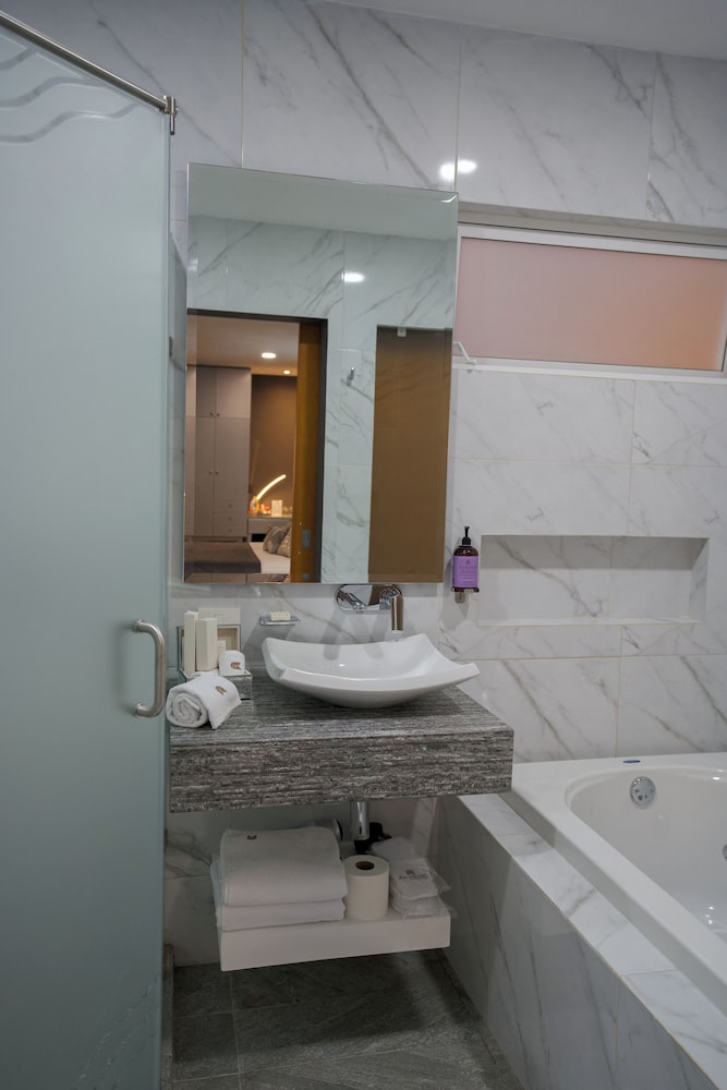 Deluxe Room, Jetted Tub photo 3