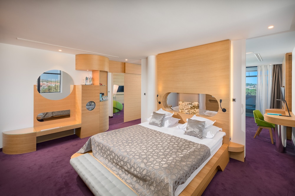 Deluxe Suite, Balcony, Partial Sea View photo 2
