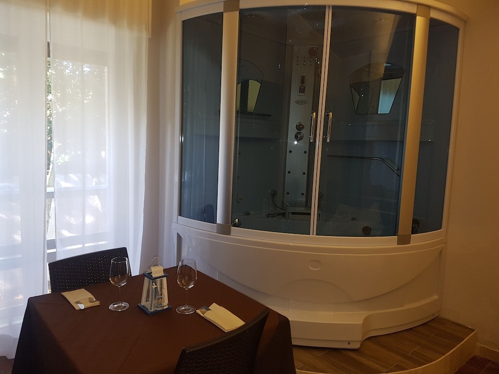 Deluxe Double Room, Jetted Tub photo 3