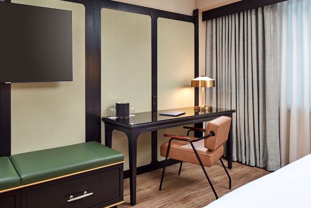City Room, 1 King Bed (Capitol Dome View) - Photo 4