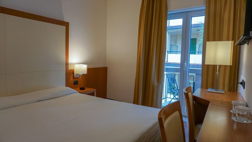 Standard Double or Twin Room - Photo 3