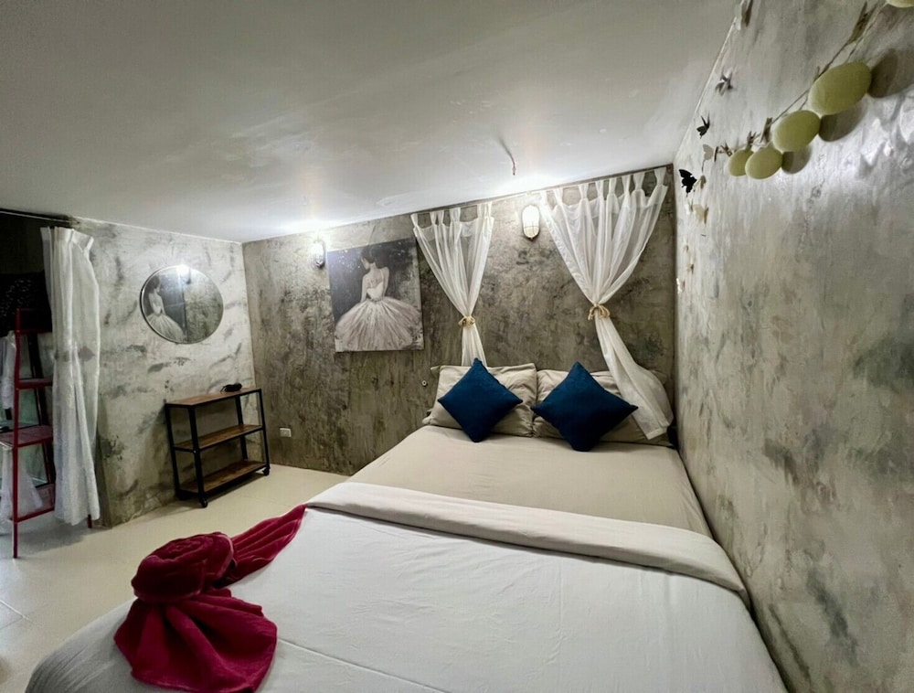 Deluxe Room, 1 Queen Bed - Photo 8