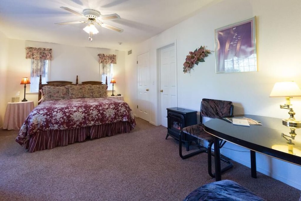 Standard Quadruple Room, Ensuite (Red Delicious) photo 2