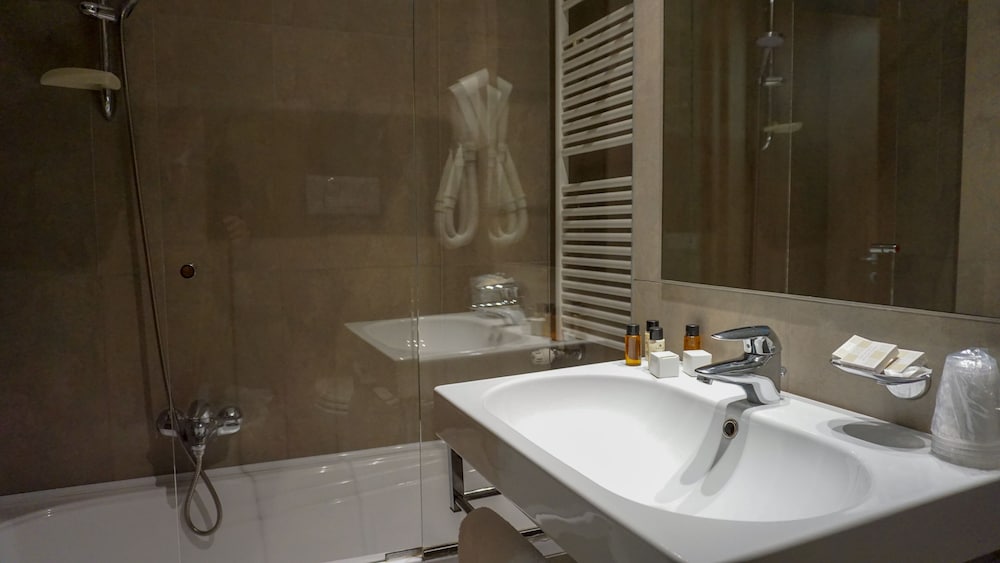 Standard Double or Twin Room - Photo 5