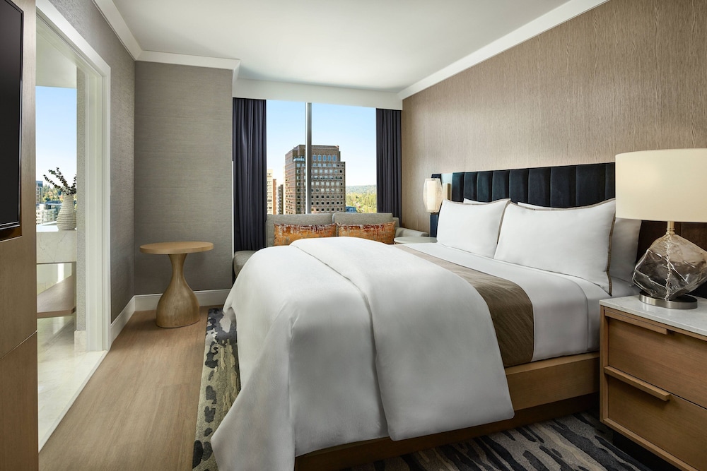 Suite, 1 King Bed, Corner - Photo 3