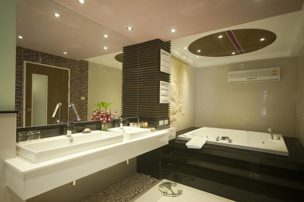 Executive Suite, 2 Bedrooms, Jetted Tub (The L) - Photo 6