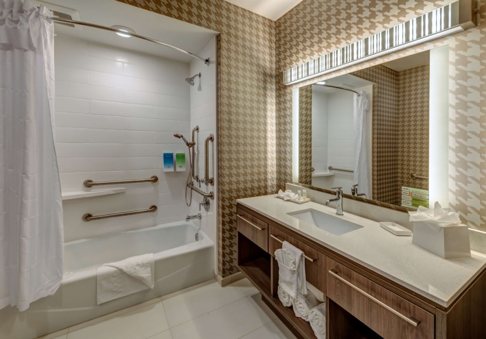 Studio, 1 King Bed, Accessible, Bathtub (Mobility & Hearing) photo 2