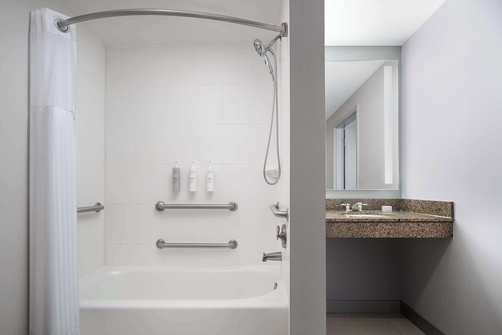 Room, 2 Queen Beds, Accessible, Bathtub (Mobility & Hearing) - Photo 4