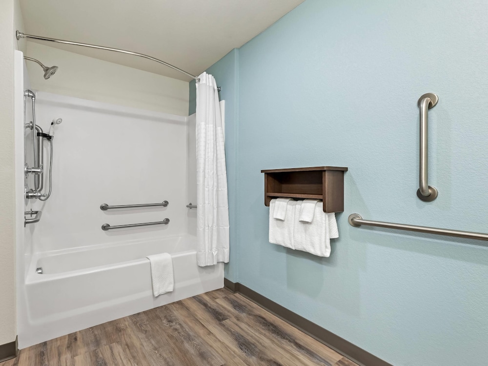 Suite, 1 Queen Bed, Accessible, Non Smoking photo 2