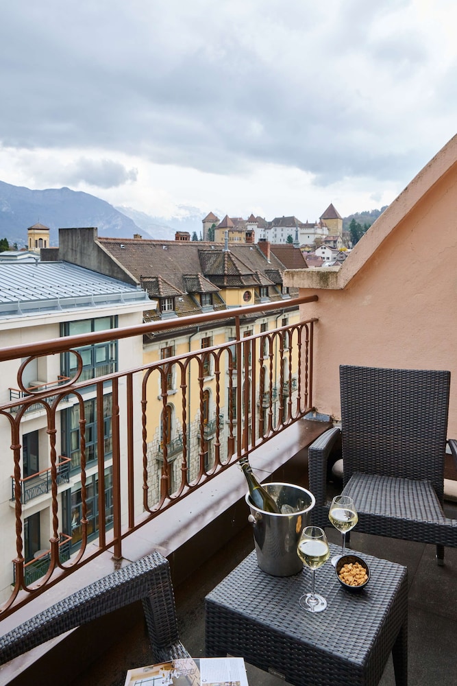 Comfort Room, 1 Queen Bed, Non Smoking, Balcony - Photo 2