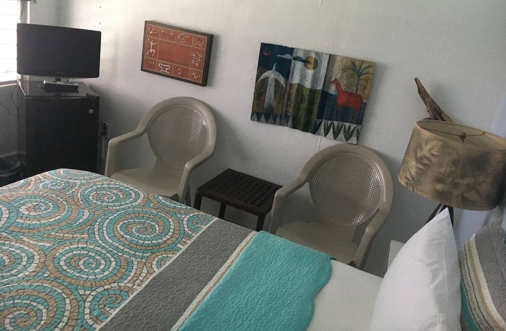Basic Room, 1 Queen Bed - Photo 8