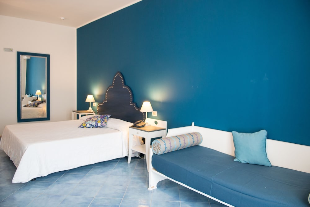 Classic Triple Room, Partial Sea View
