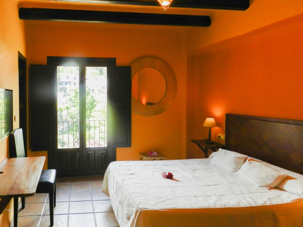 Comfort Room, Pool Access, Mountain View photo 2