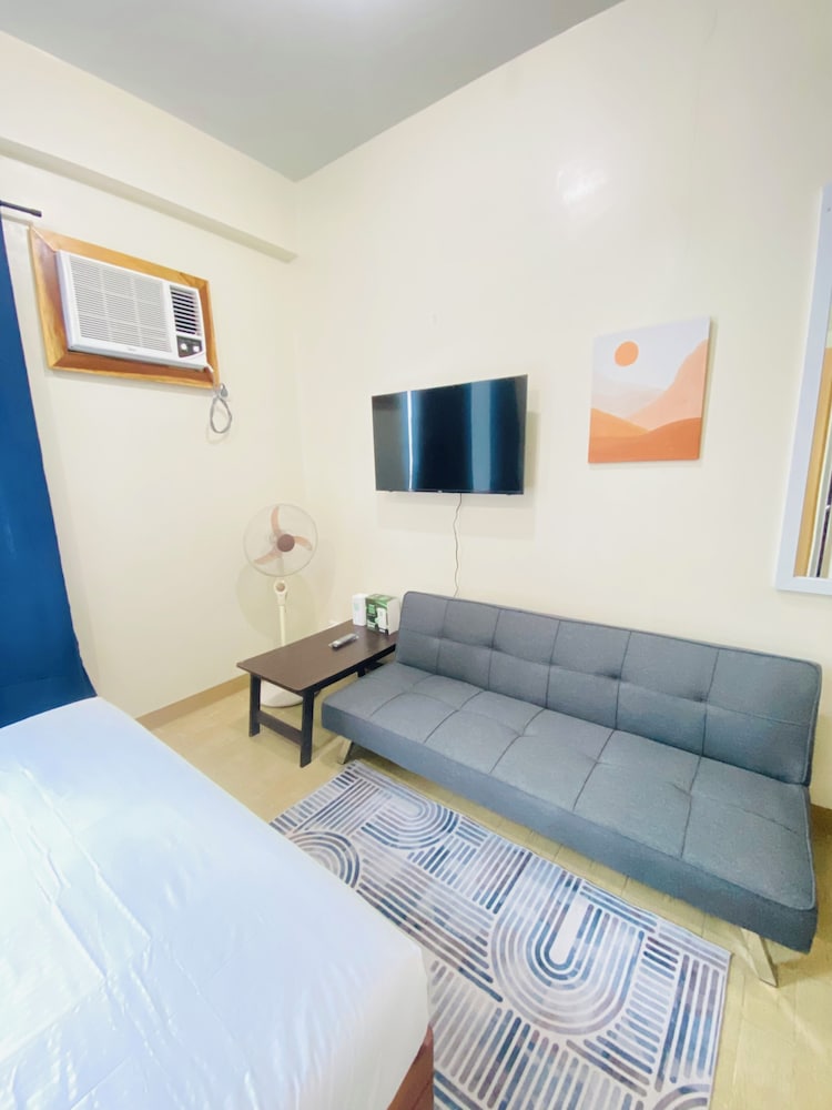 Family Studio, 1 Queen Bed, Balcony, Poolside photo 2