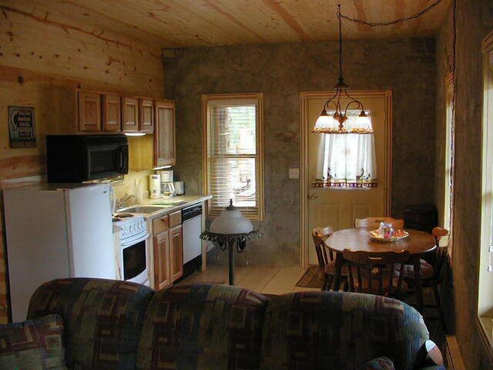 Comfort Cabin, 1 Bedroom (Lefty's Hideout) photo 2