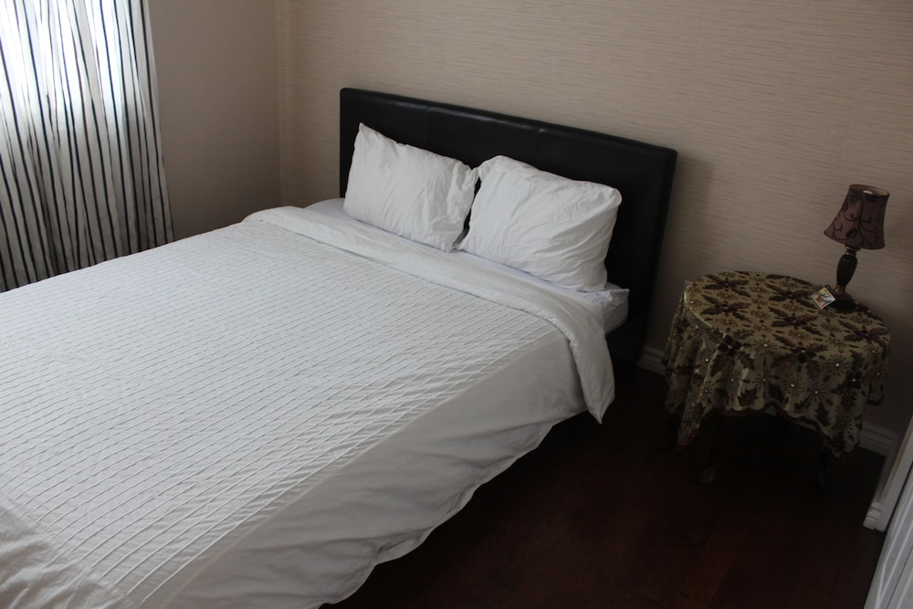 Standard Room, 1 Queen Bed photo 2