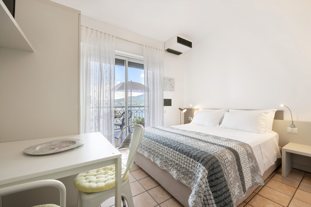 Deluxe Double Room, 1 Double Bed, Kitchenette, Lake View photo 1