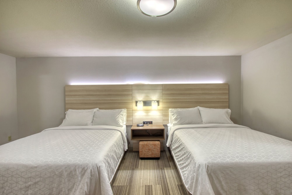 Standard Room, 2 Queen Beds - Photo 7