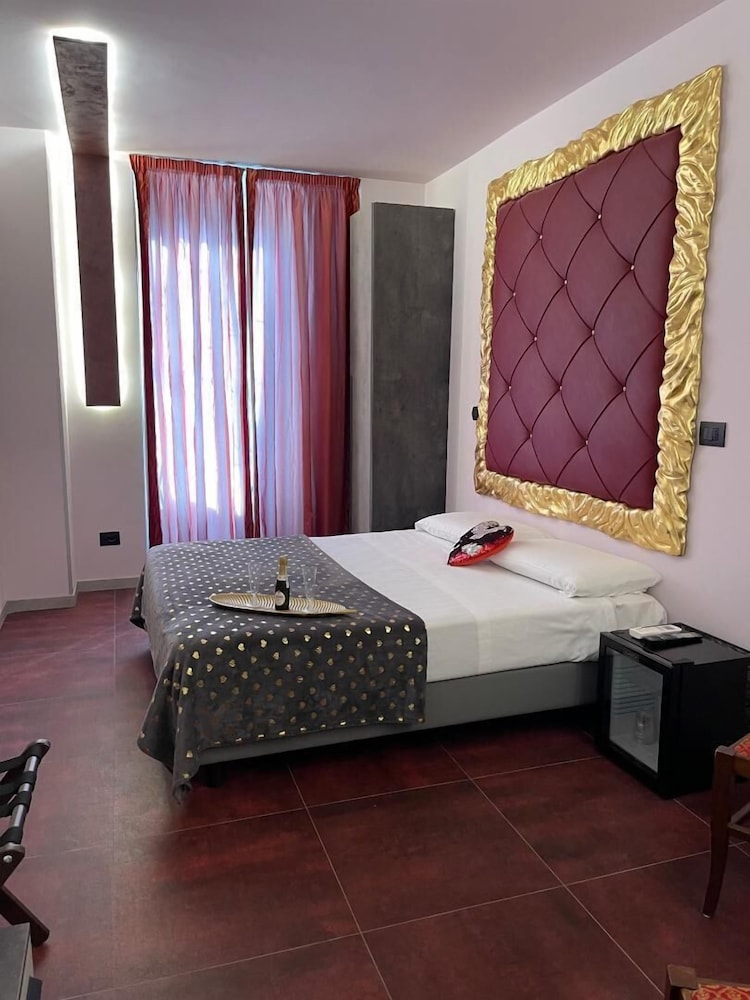 Deluxe Double Room, Jetted Tub - Photo 2