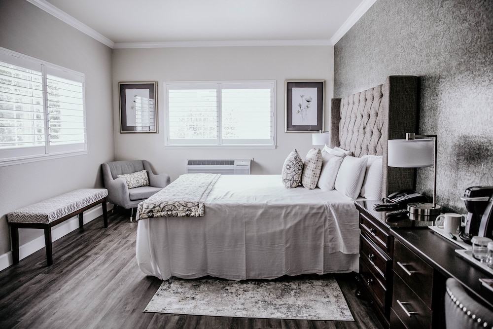 Standard Queen Room ADA photo 1
