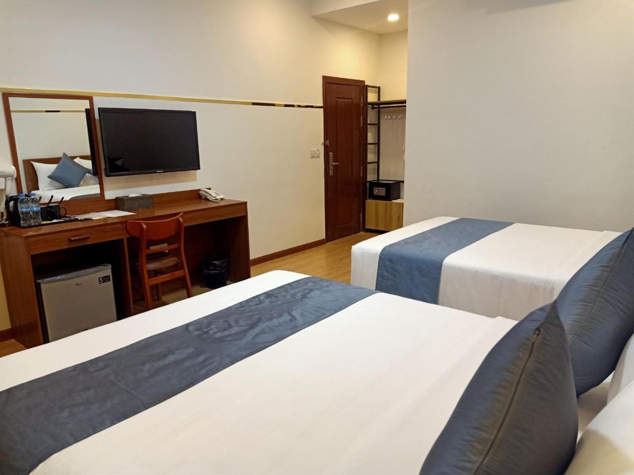 Twin Room with Balcony - Photo 13