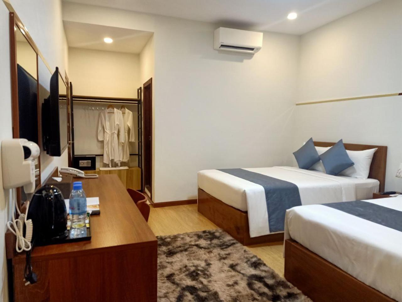 Twin Room with Balcony - Photo 3