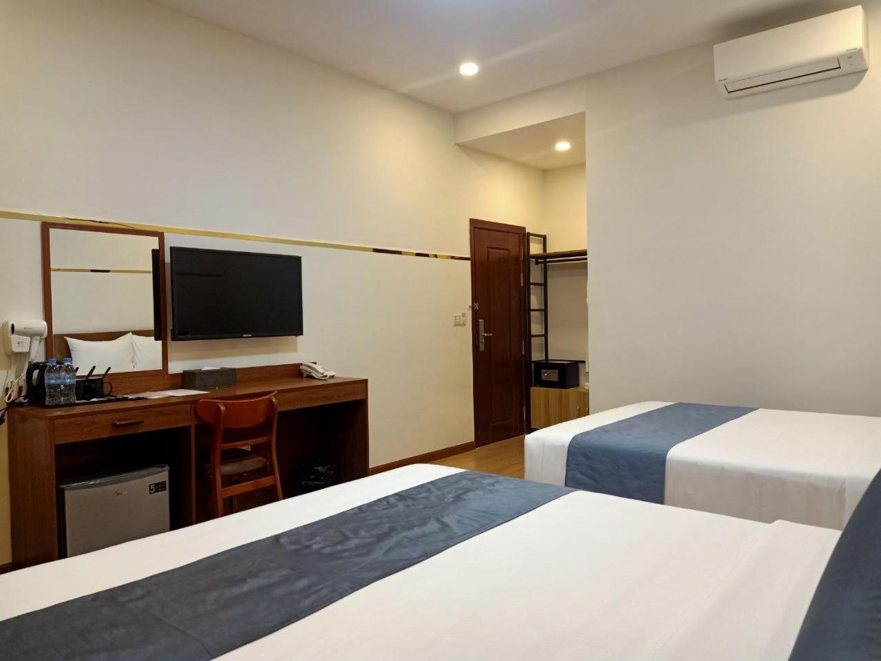 Twin Room with Balcony - Photo 14