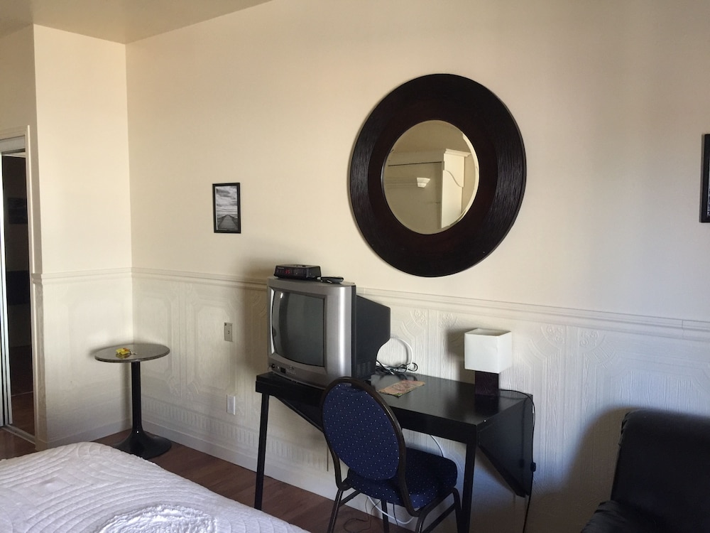 Standard Room, 1 Queen Bed photo 2
