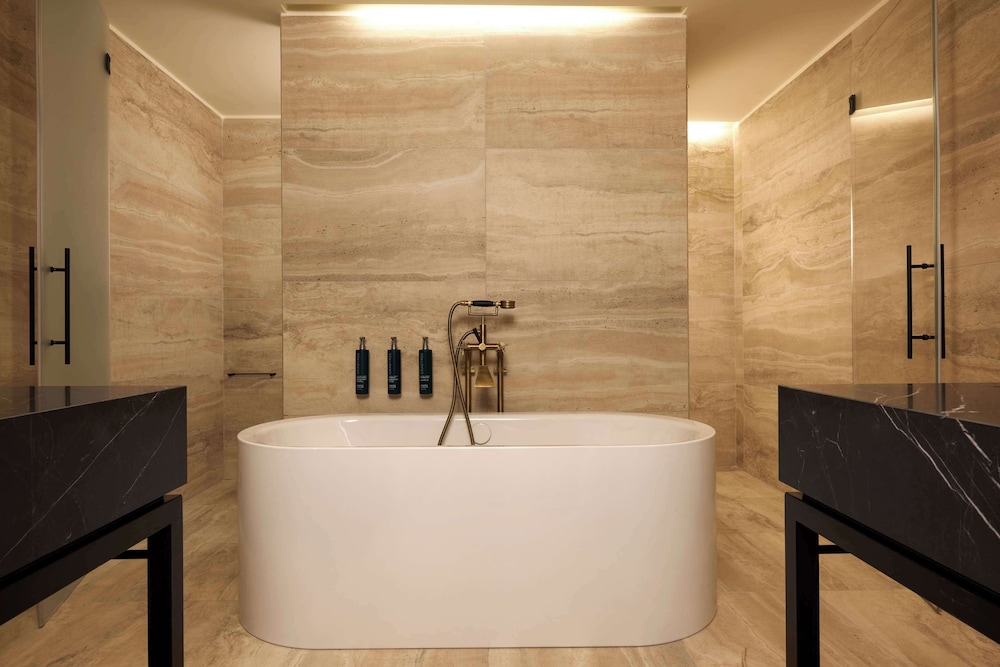 Suite, Multiple Beds, Corner