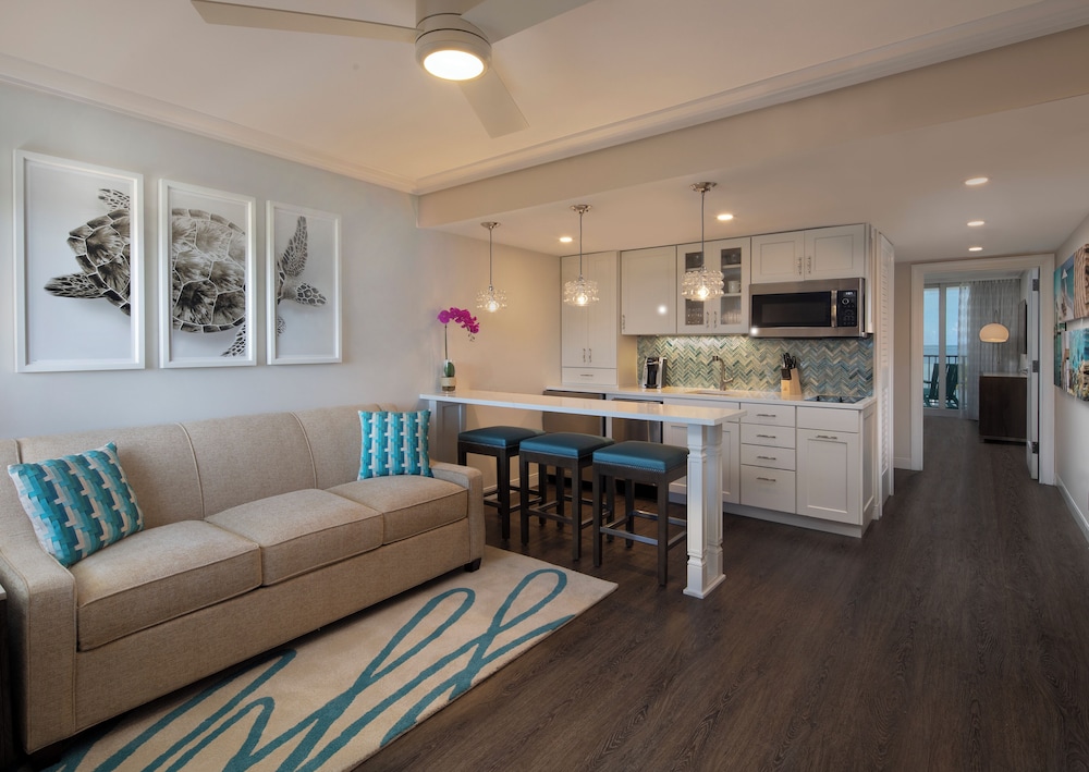 Suite, 1 Bedroom, Partial Ocean View (2 Queens) photo 2