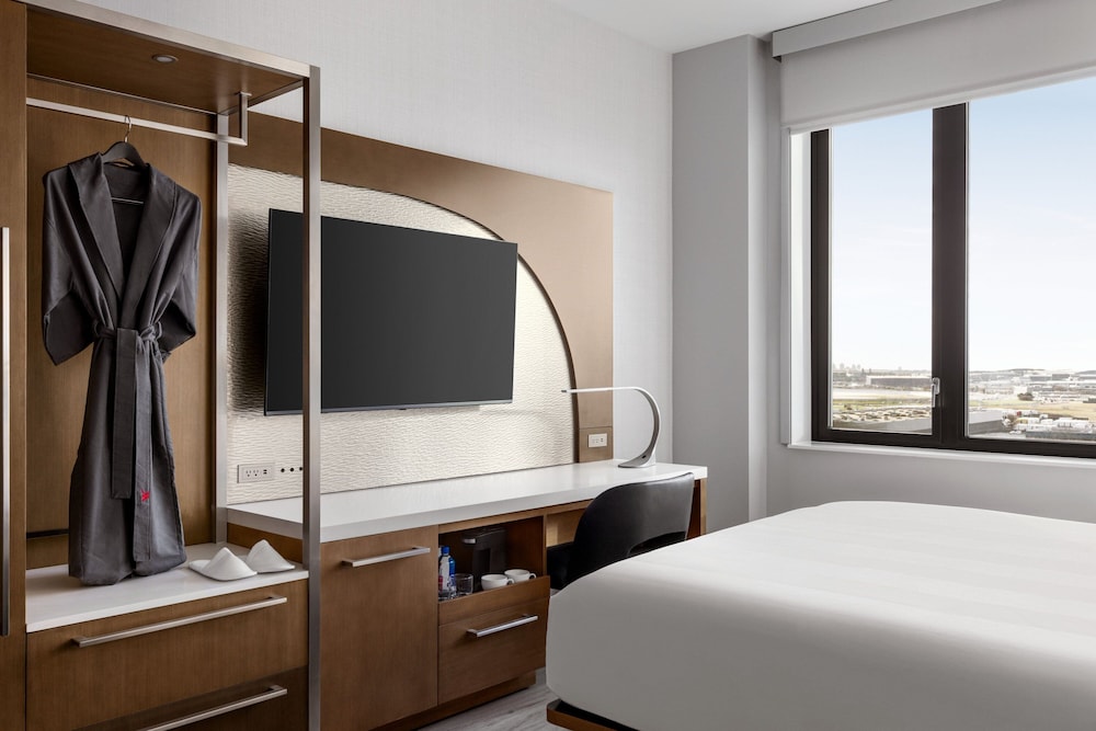 Club Room, 1 King Bed (Mobility Accessible, Tub) photo 1