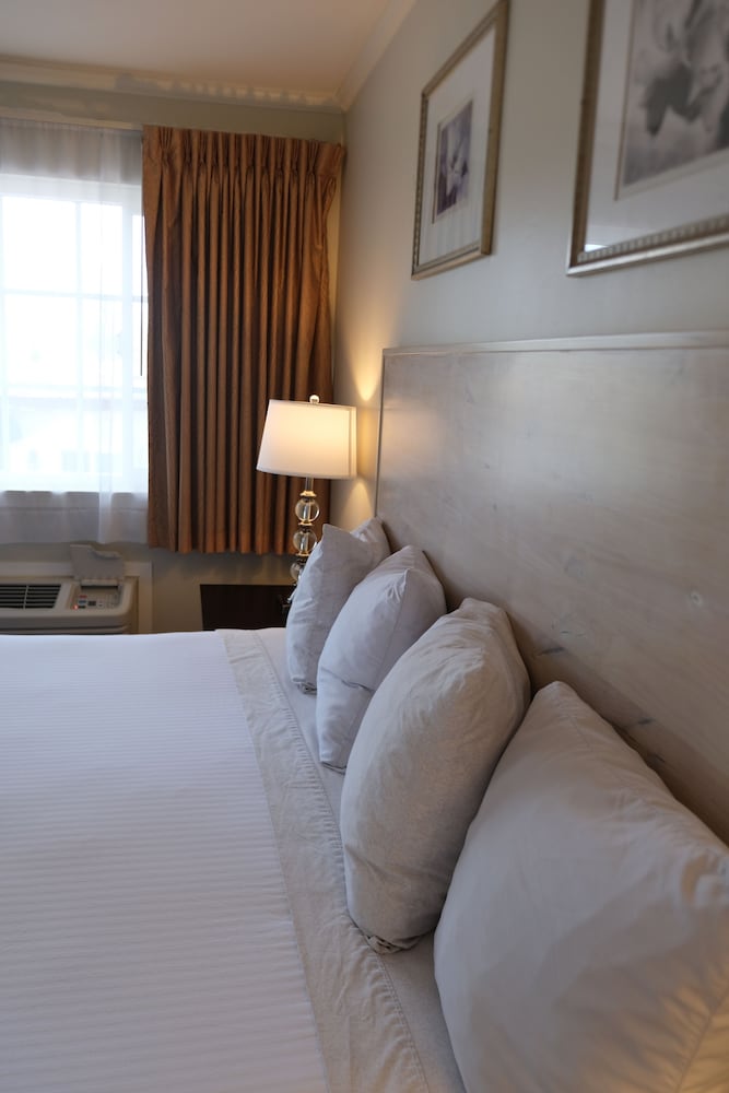 Standard Room, 1 King Bed photo 3