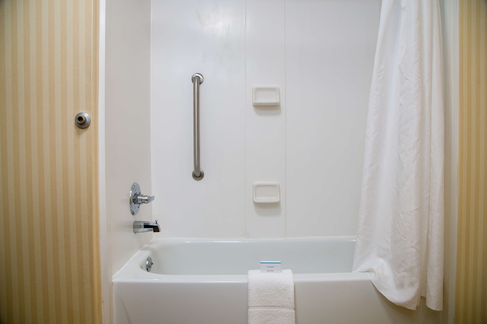 Room, 2 Queen Beds, Accessible, Non Smoking - Photo 5