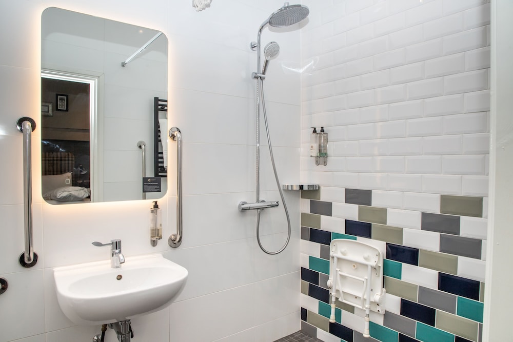 Accessible Queen Room with Wet Room photo 3