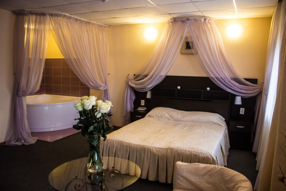 Suite, Jetted Tub