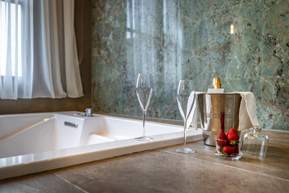 Executive Suite (Jacuzzi) - Photo 13