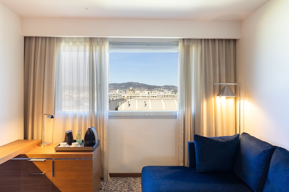 Classic Room, 1 King Bed, Accessible, Club Lounge Access
