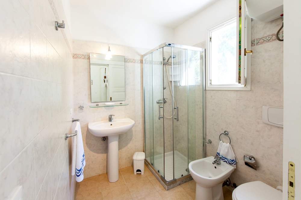Romantic Cottage, Pool Access photo 3