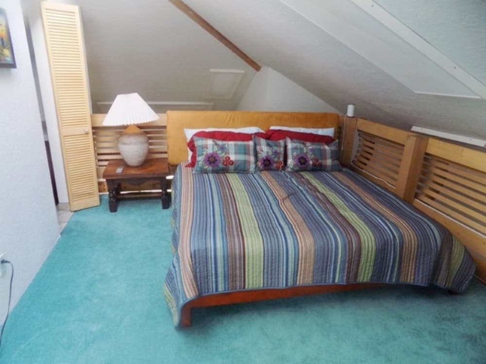 Condo, 3 Bedrooms, 2 Bathrooms photo 3