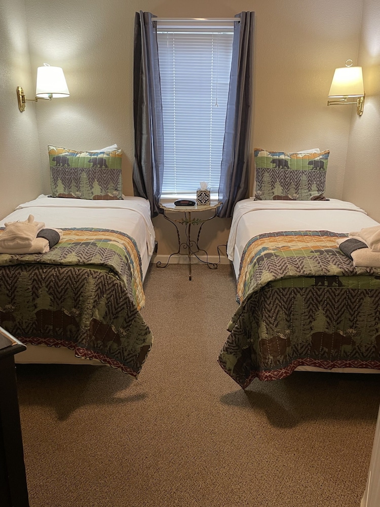 Economy Twin Room, Shared Bathroom (Room 13) photo 1