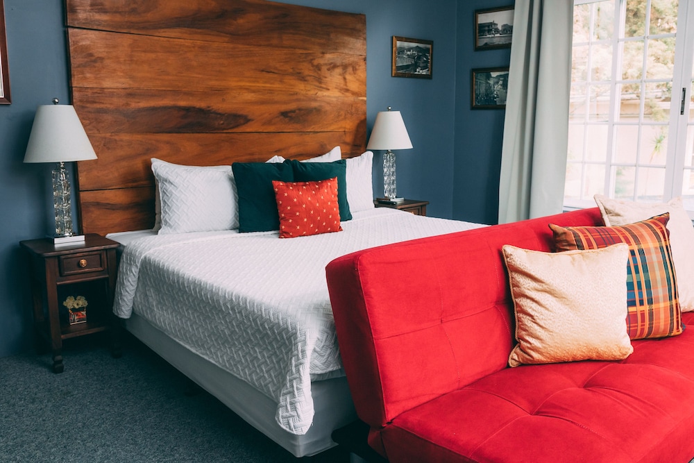 Superior Suite, 1 King Bed, Mountain View photo 1