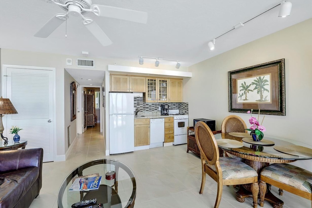 Condo, 1 King Bed (Luxurious beachfront condo with glori)
