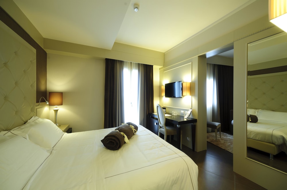 Junior Suite, 1 Queen Bed, Sea View (Living Room;with Sofabed) photo 3
