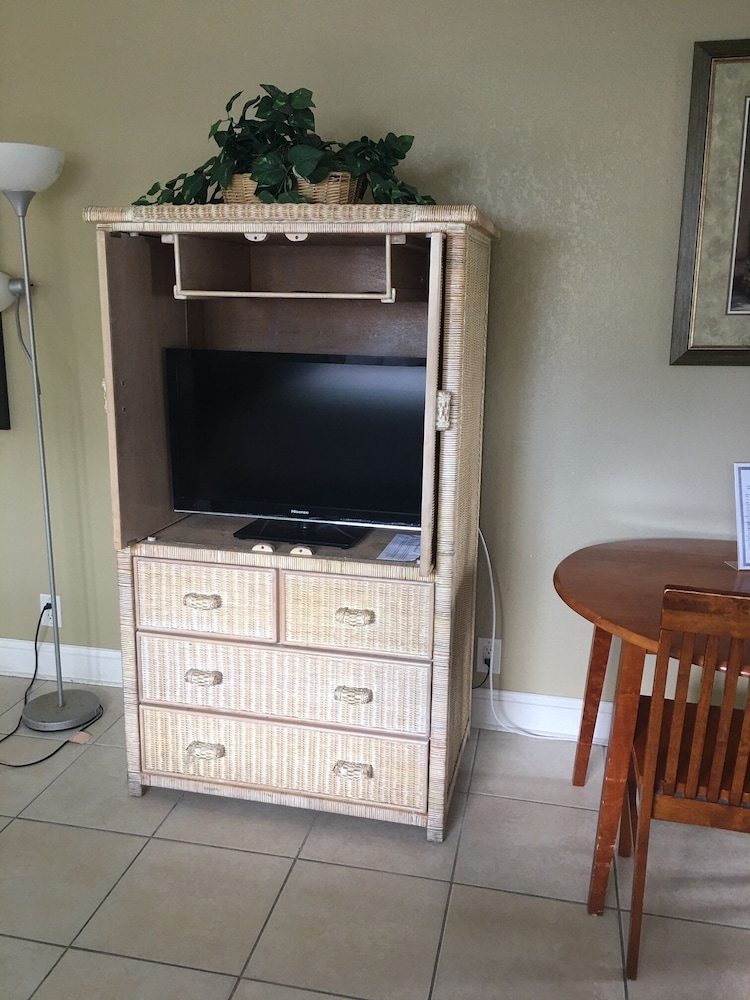 Deluxe Room, 1 Queen Bed, Accessible, Kitchenette photo 3